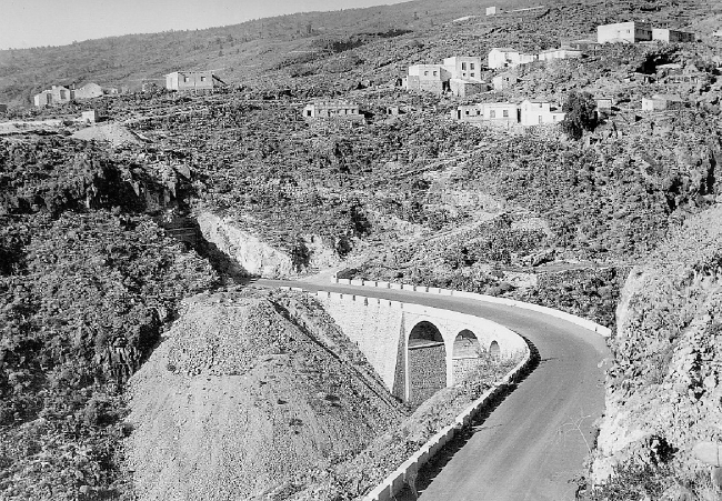 Adeje. Carretera Guia - Adeje 1968. Fondo Fotográfico Ayuntamiento de Adeje